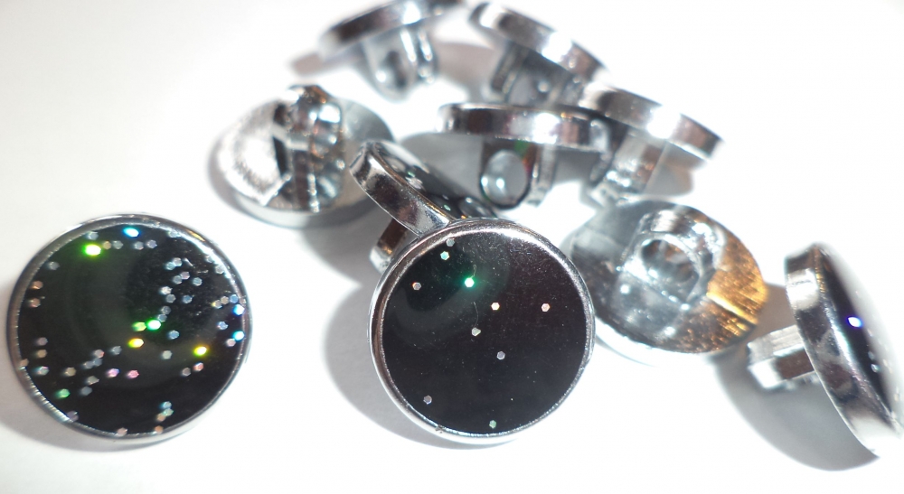 Divatgomb sima felület fekete, színes csillámokkal, hátul varró, 13 mm, 30 Ft / db 